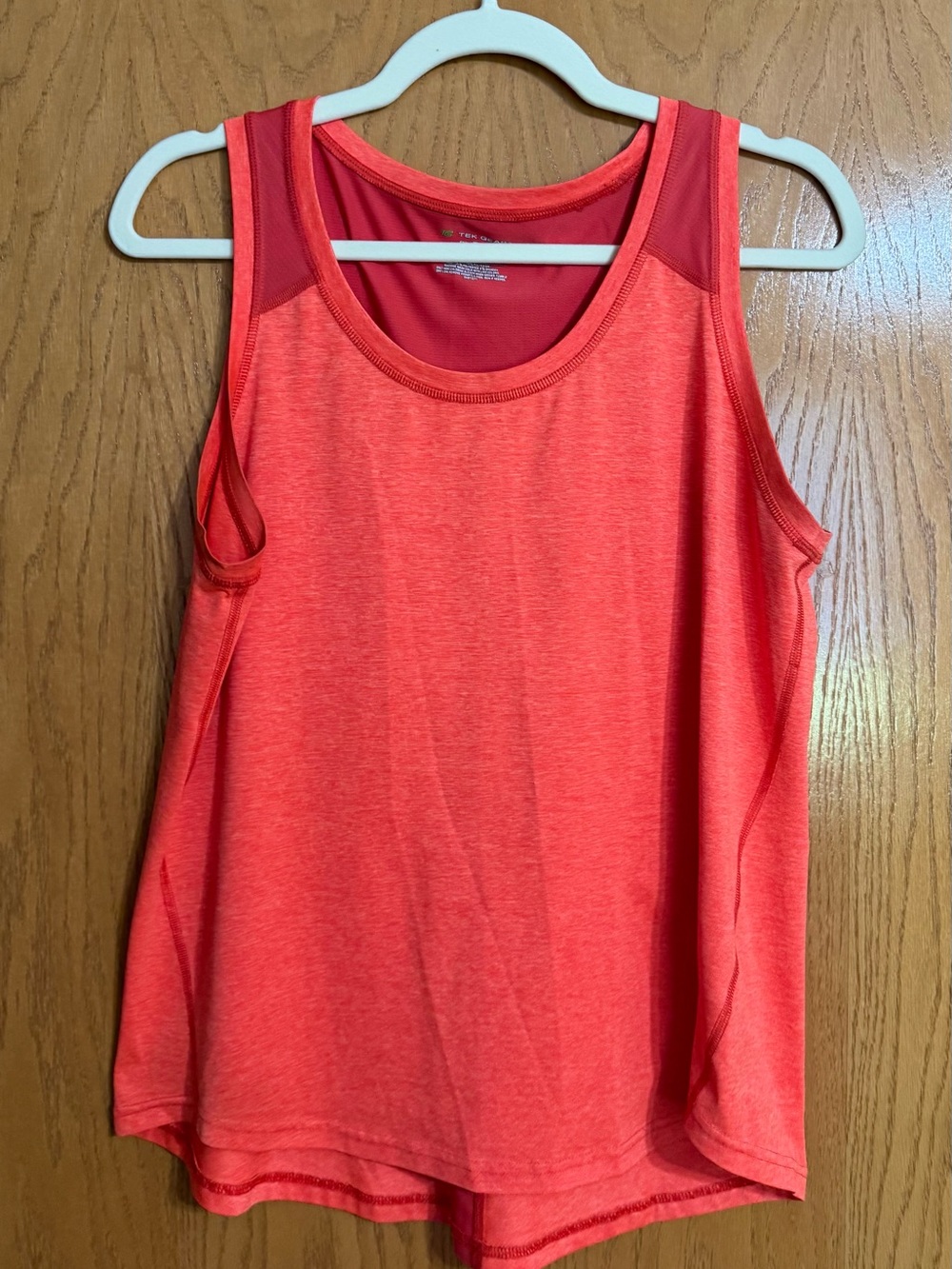 Lot of Women’s workout tops - UnderArmour, Nike, Reebok - Picture 11 of 13